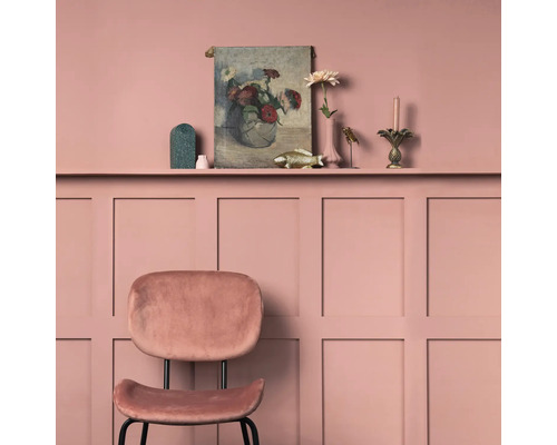 Woonkamer met stoel, lambrisering en decoraties op een plank