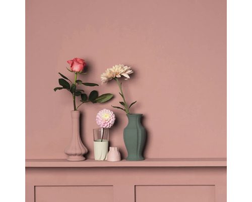 Decoratieve vazen met bloemen op een plank