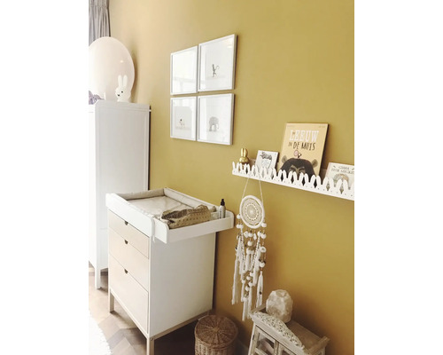 Kinderkamer met commode, fotolijsten, boekenplank en decoratie