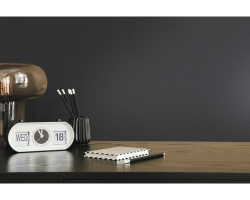 Decoratieve scène met tafellamp, kalenderklok, pennenhouder, notitieboek en pen op een bureau