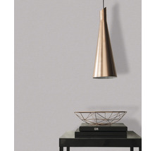 Close-up van een subtiel wandbehang met een hanglamp en decoraties op een tafel