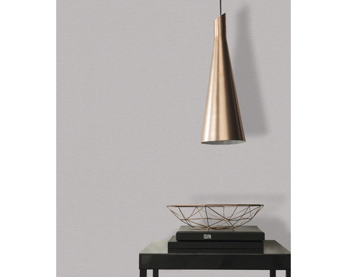 Close-up van een subtiel wandbehang met een hanglamp en decoraties op een tafel