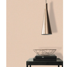 Close-up van een subtiel behang met een hanglamp en decoratieve elementen op een tafel