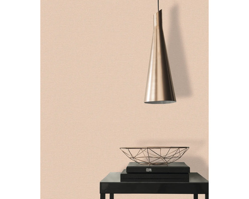 Close-up van een subtiel behang met een hanglamp en decoratieve elementen op een tafel