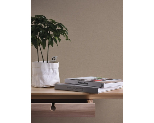 Decoratief interieur met plant, boeken en commode