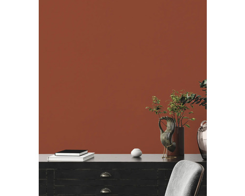 Decoratief interieur met dressoir, boeken, vaas en kamerplanten voor een muur