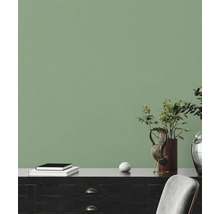 Woonkamer met gestructureerd behang, dressoir, decoraties en stoel