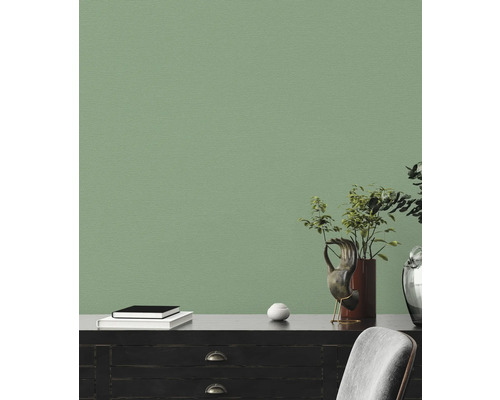 Woonkamer met gestructureerd behang, dressoir, decoraties en stoel