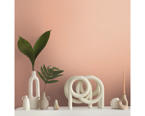 Decoratieve vazen en kandelaars op een plank.