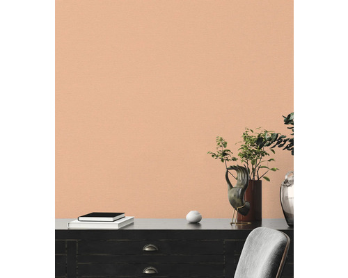 Woonkamer met dressoir, decoratie en effen behang