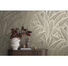 Decoratief interieur met patroonbehang en planten op een houten kast