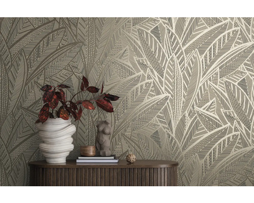 Decoratief interieur met patroonbehang en planten op een houten kast