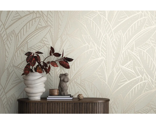 Decoratieve kamer met vliesbehang met bladerpatroon, plant en tafel