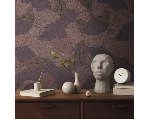 Kamerzicht met patroonbehang, ladekast en decoraties