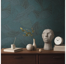 Scène met patroonbehang, decoraties en houten dressoir