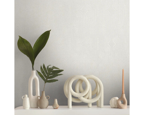 Decoratieve wand met behang en diverse decoratieve objecten zoals vazen en sculpturen