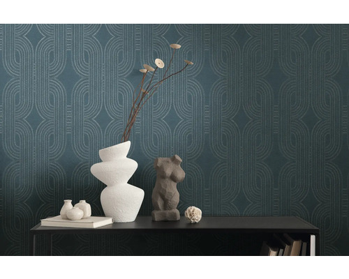 Decoratief behang met geometrisch patroon, gecombineerd met vazen en decoraties op een plank