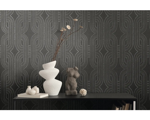 Decoratief interieur met patroonbehang, sculpturale vaas en ornamenten op een plank