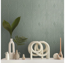 Decoratief interieur met behang, vazen, kaarsen en kunstobject op een tafel