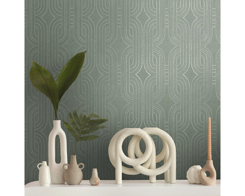 Decoratief interieur met behang, vazen, kaarsen en kunstobject op een tafel