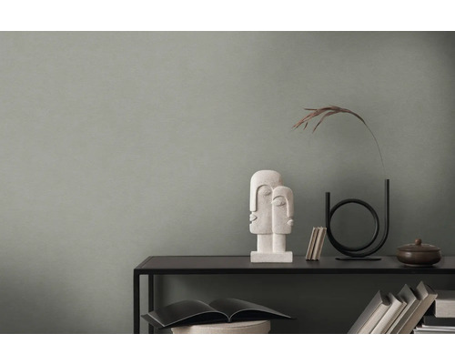 Decoratieve arrangement op een zwarte plank met sculptuur en vaas