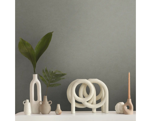 Decoratieve vazen en kaarsen op een plank