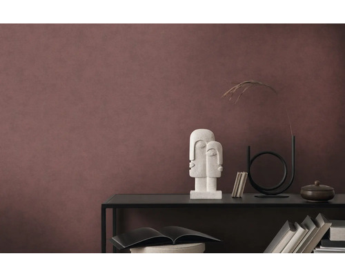 Decoratieve opstelling op een zwarte plank voor een muur