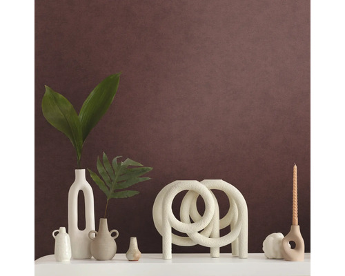 Decoratieve opstelling met vazen, kandelaar en decoratief object op een plank.