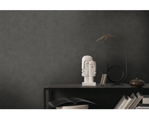 Decoratief wanddesign met donker vinylbehang in interieur