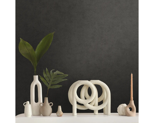 Decoratieve vazen, kandelaars en kaars op een plank