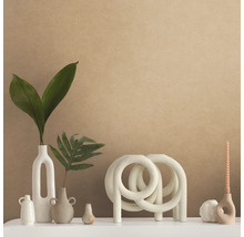 Decoratieve opstelling met vazen, kaarsen en planten op een tafel