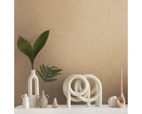 Decoratieve opstelling met vazen, kaarsen en planten op een tafel