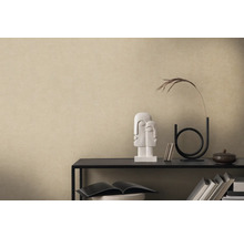 Close-up van een beige vliesbehang met decoratie op een plank