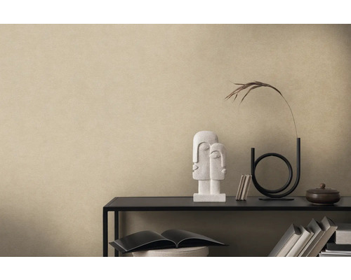 Close-up van een beige vliesbehang met decoratie op een plank