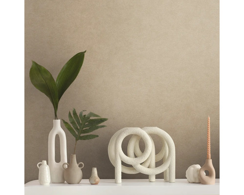 Decoratief stilleven met vazen, kaars en abstract object op een plank