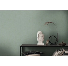 Gezellige kamer met groene muur, versierd met sculptuur en accessoires op een plank.