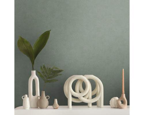 Decoratieve vazen en kandelaars op een plank