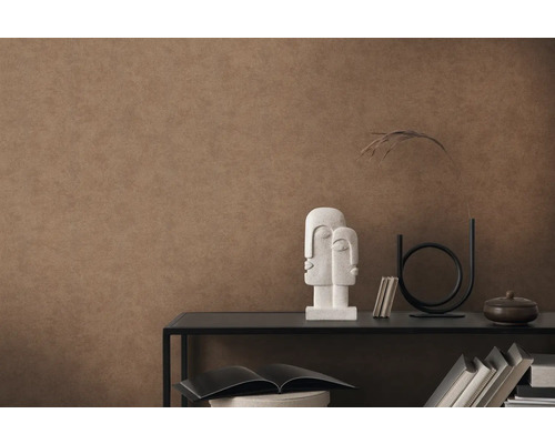 Wanddecoratie met bruin structuurbehang en decoratieve elementen op een plank.