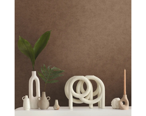 Decoratieve scène met vazen, kaarsen en decoratieve objecten op een wit oppervlak