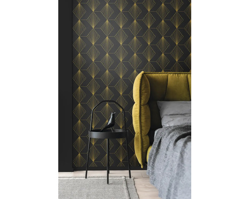 Slaapkamer met patroonbehang, bed en bijzettafel