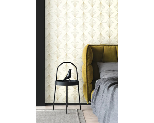 Slaapkamer met patroonbehang, bed en bijzettafel