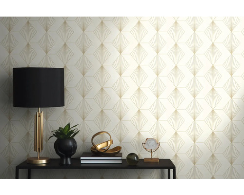 Decoratieve kamer met patroonbehang, lamp en tafel