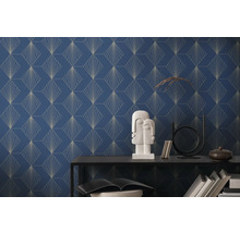 Decoratieve kamer met geometrisch behang, sculptuur en boeken op een plank