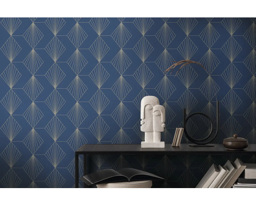 Decoratieve kamer met geometrisch behang, sculptuur en boeken op een plank