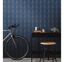 Kamerzicht met blauw behang met patroon, bureau, fiets en kruk