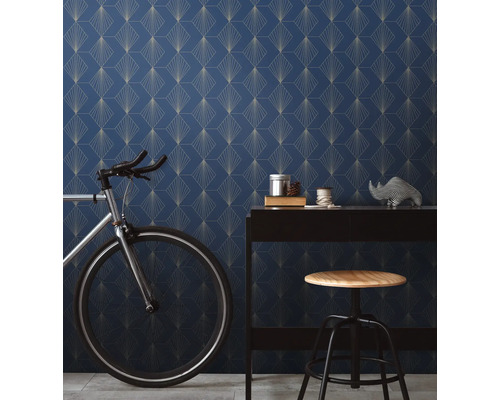 Kamerzicht met blauw behang met patroon, bureau, fiets en kruk
