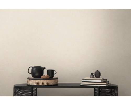 Decoratief stilleven op een tafel met theepot, kop, schaal, boeken en vazen