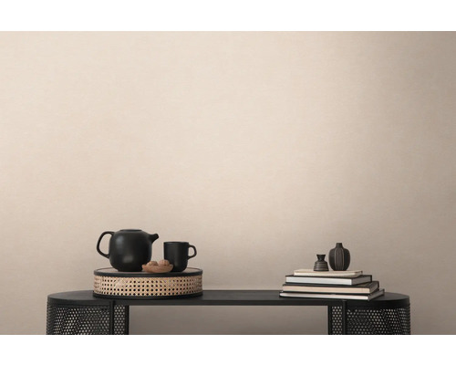 Decoratief stilleven op een zwarte tafel met theepot, kop, boeken en vazen.