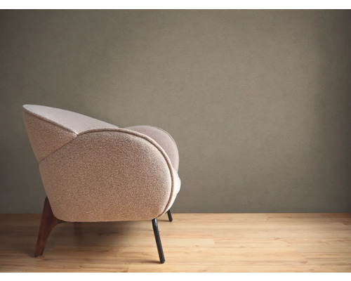 Beige sofa met houten poten op houten vloer