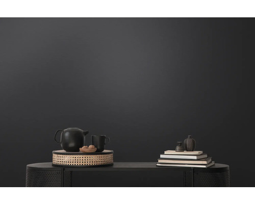 Decoratieve scène met theepot, kop en boeken op een tafel